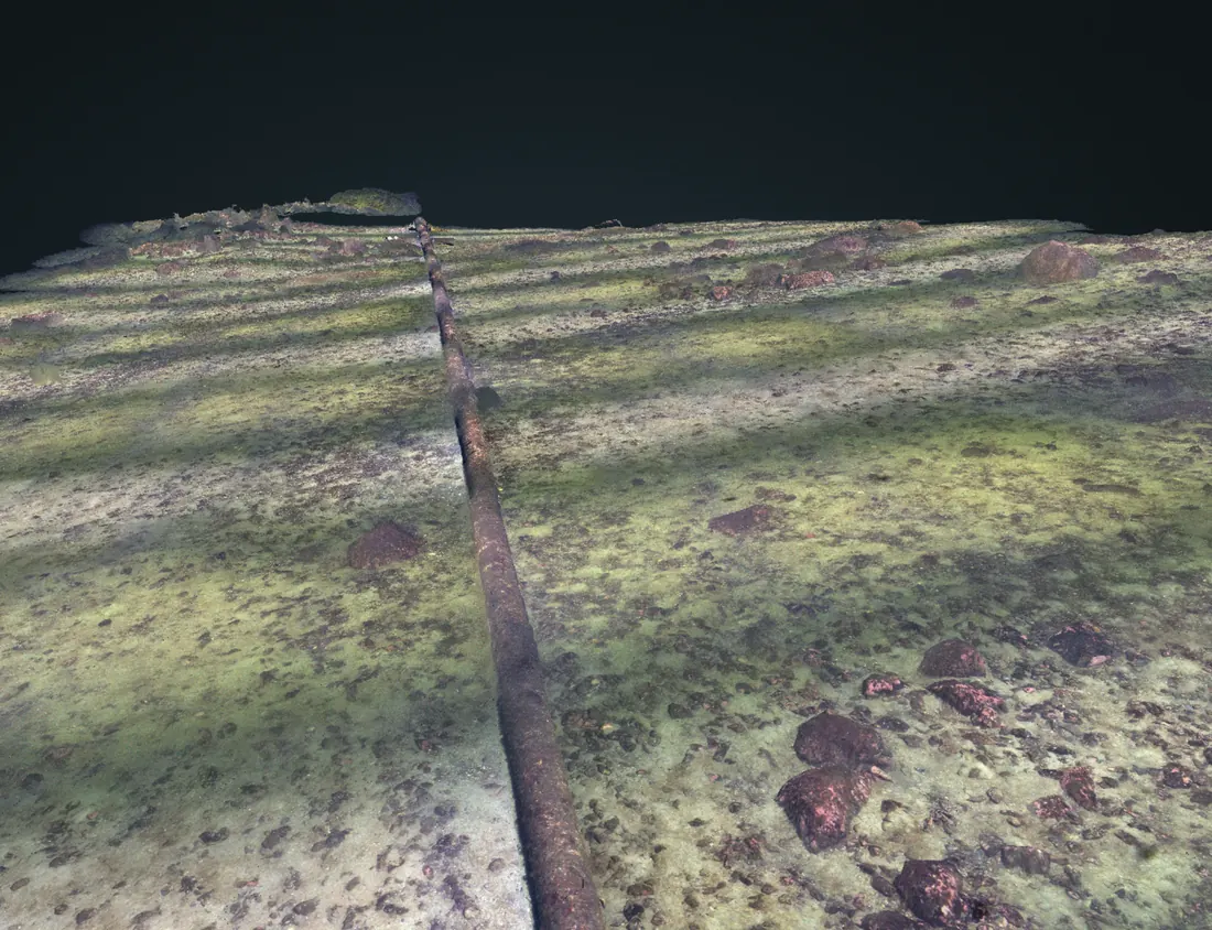 Three-dimensional reconstruction of a pipeline crossing the seabed